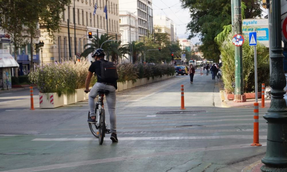 Άνοιχτή επιστολή διαμαρτυρίας στο Μπακογιάννη: «Πού πήγαν οι υποσχέσεις για ποδηλατόδρομο στην Πανεπιστημίου;»